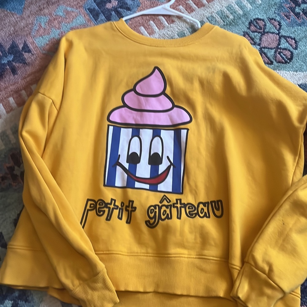Hugo loves tiki sweatshirt xs